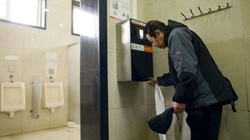 La insólita máquina que evita el robo de papel higiénico en los baños de China