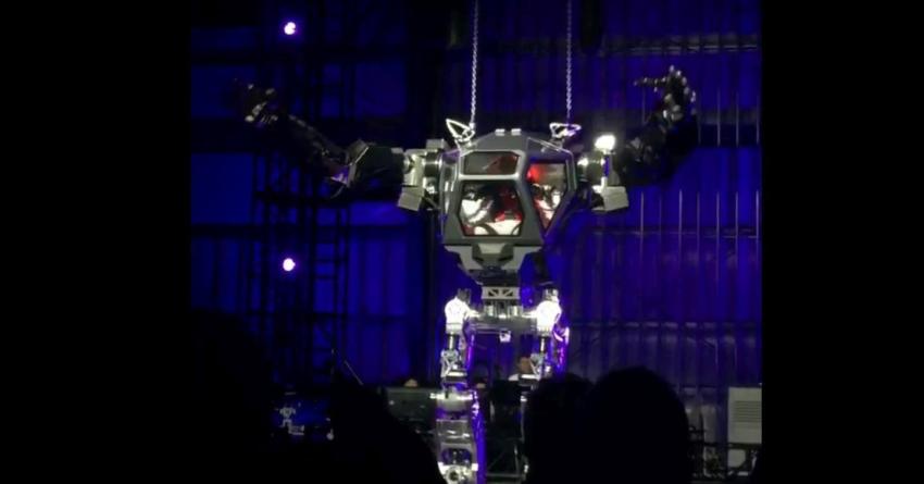 [VIDEO] El divertido momento que vivió el dueño de Amazon "tripulando" un robot