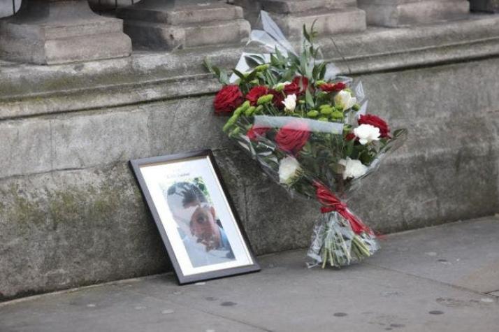 Por qué no llevaba un arma el policía que murió acuchillado frente al Parlamento británico