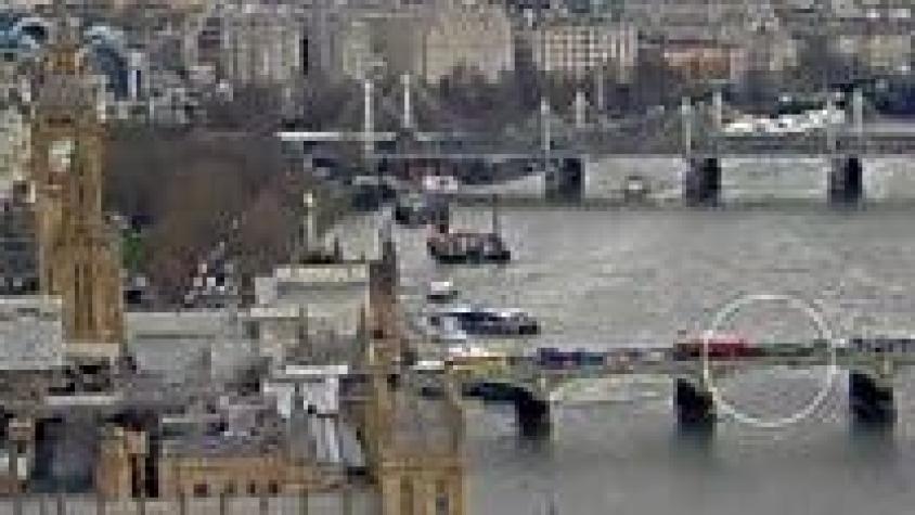 [VIDEO] El momento en que una mujer cae al río Támesis desde el puente de Westminster