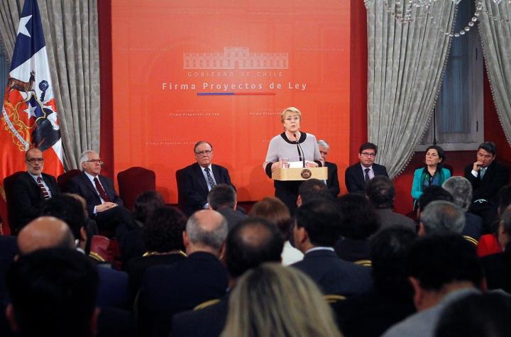 Bachelet sale en defensa a las reformas de su gobierno: "No hemos abandonado nuestro compromiso"