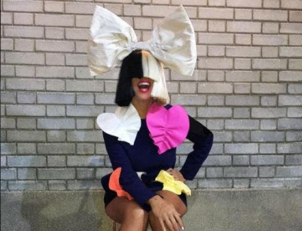 Un paparazzi capta a Sia sin su icónica peluca: Mira cómo luce