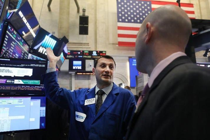 Wall Street abre en ligera alza atento a votación en Congreso sobre Obamacare