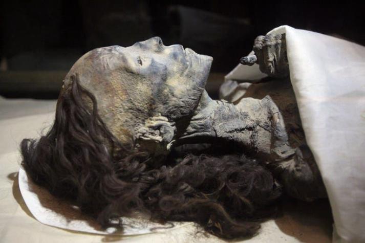 Arqueólogos encuentran milenaria estatua de la abuela de Tutankamón