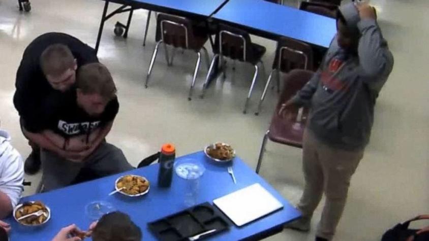 Video muestra heroica reacción de un escolar para salvar a compañero que se asfixiaba