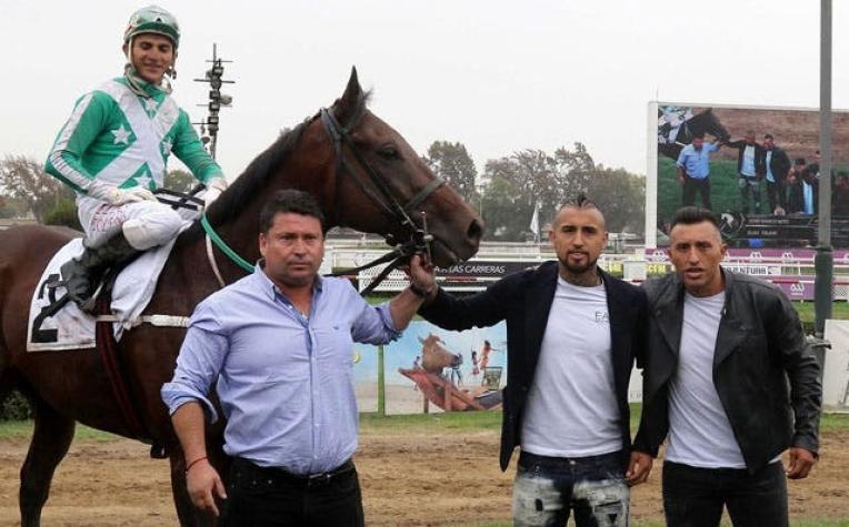 Arturo Vidal celebra triunfo de su caballo Sono Bianco Nero
