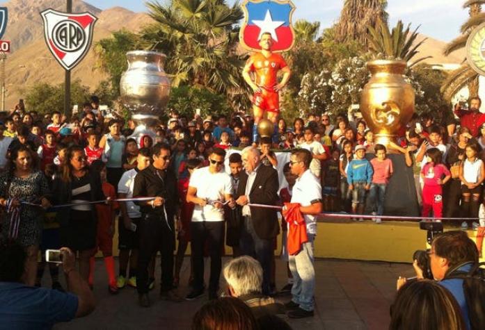 Inauguran estatua en honor a Alexis Sánchez en Tocopilla