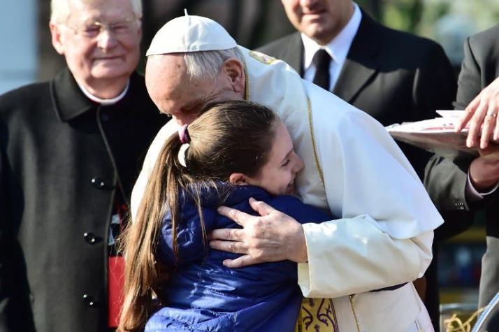 El papa llega a Milán para visitar a pobres y presos