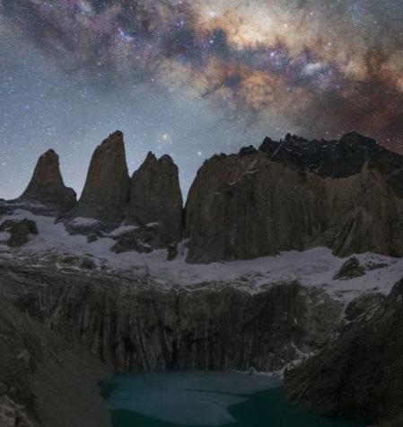 La increíble vista del cielo nocturno de Torres del Paine