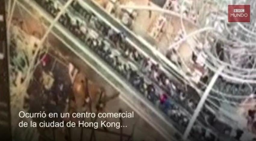 [VIDEO] El espeluznante momento en que una escalera eléctrica se sale de control en Hong Kong