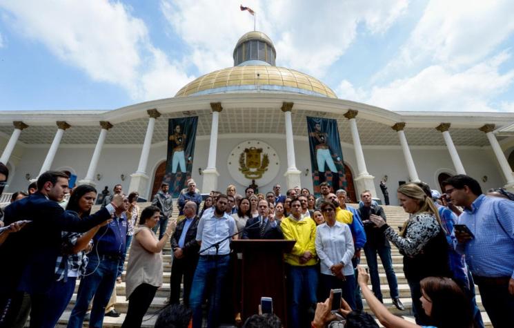Perú retira su embajador en Venezuela tras suspensión del parlamento