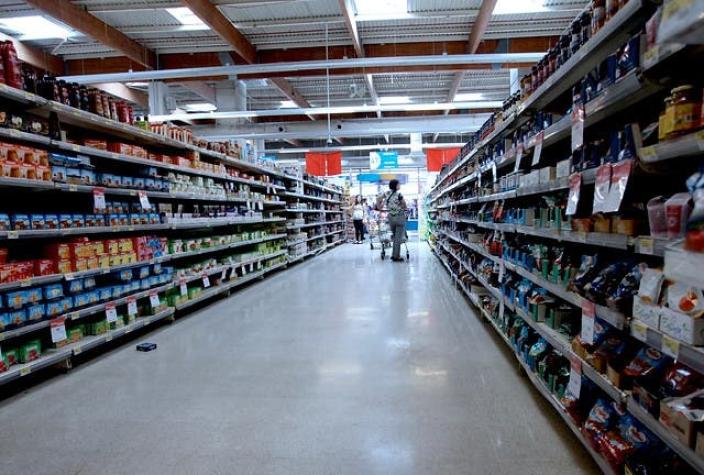 Censo 2017: supermercados cerrarán antes este martes previo al feriado irrenunciable