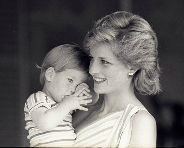 El príncipe Harry vivió en "el caos total" tras la muerte de Diana
