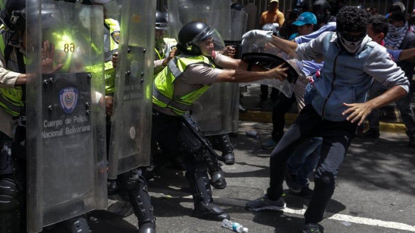 [VIDEO] Venezuela: graves enfrentamientos entre policía y opositores de Maduro durante protestas