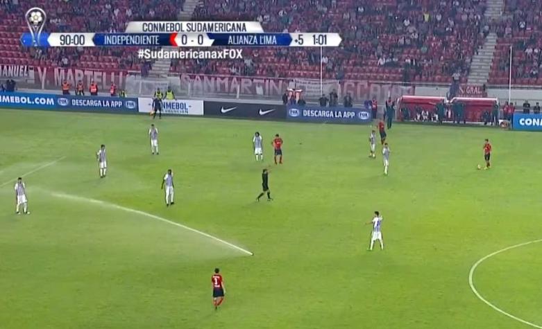 [VIDEO] ¡Insólito! Se encienden las regaderas en medio de un partido de Copa Sudamericana