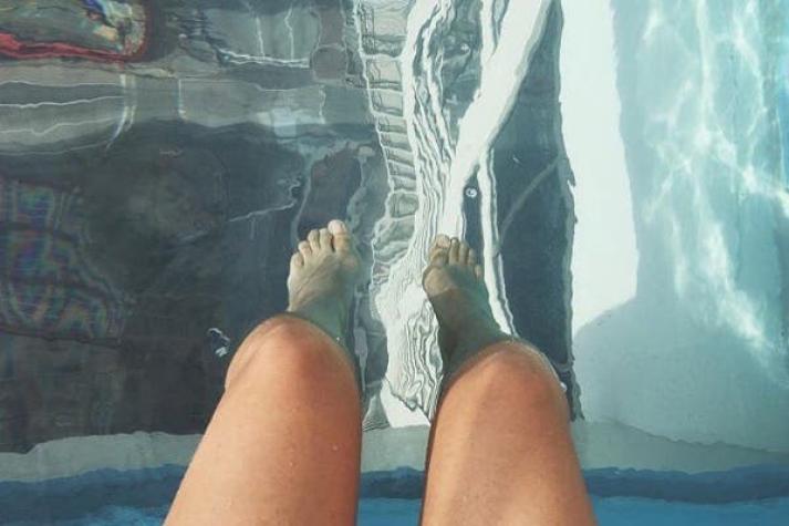 La increíble piscina suspendida a 150 metros de altura donde puedes "nadar en el cielo"