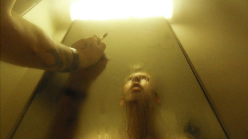 "Puedes caer muy bajo": las crudas imágenes de un fotógrafo durante su adicción a las drogas