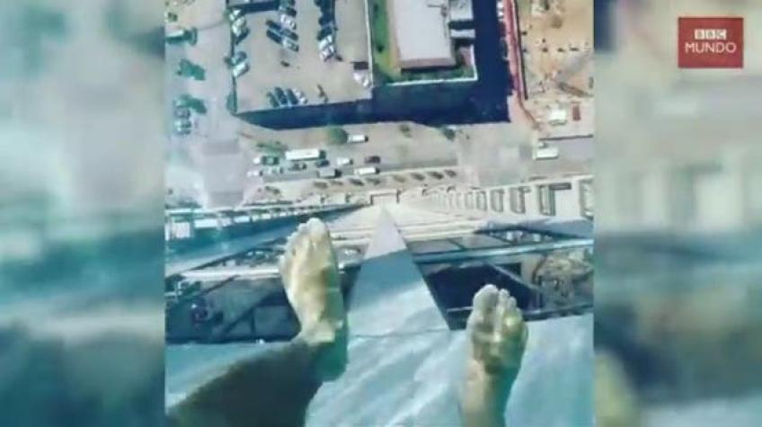 [VIDEO] La vertiginosa piscina con el fondo transparente que cuelga a 152 metros de altura