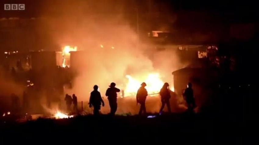 [VIDEO] Enormes llamas destruyeron el campo de migrantes de Grande-Synthe en Francia