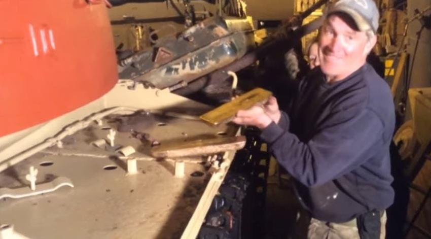 [VIDEO] El momento en que un coleccionista encuentra 5 lingotes de oro ocultos en un tanque