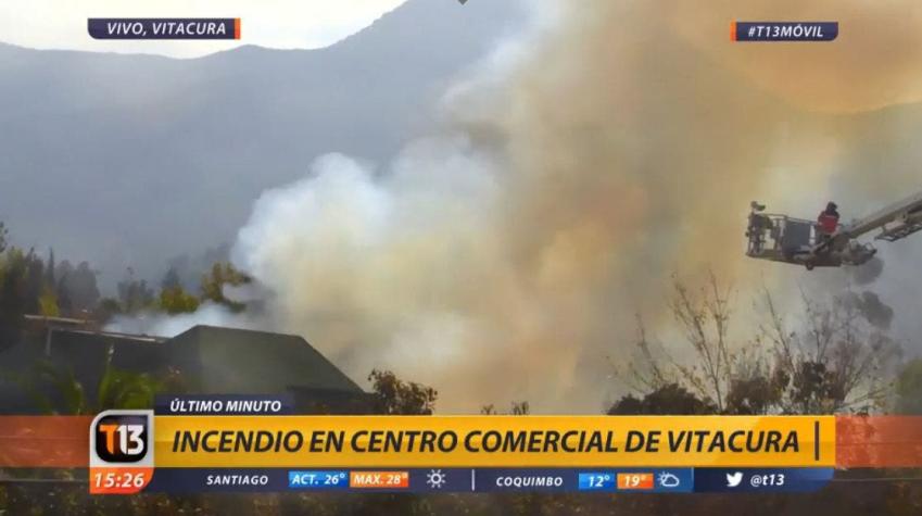 Incendio afecta a locales comerciales en la comuna de Vitacura