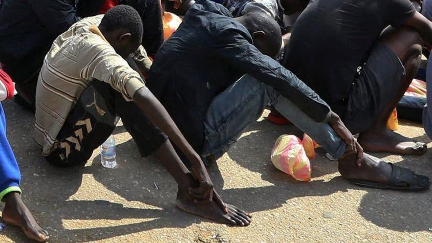 El drama de los migrantes africanos que son vendidos en "mercados de esclavos" en Libia