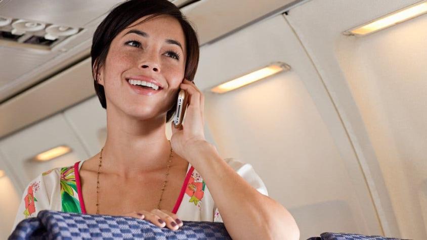 Por qué no está permitido hablar por teléfono en la mayoría de los aviones