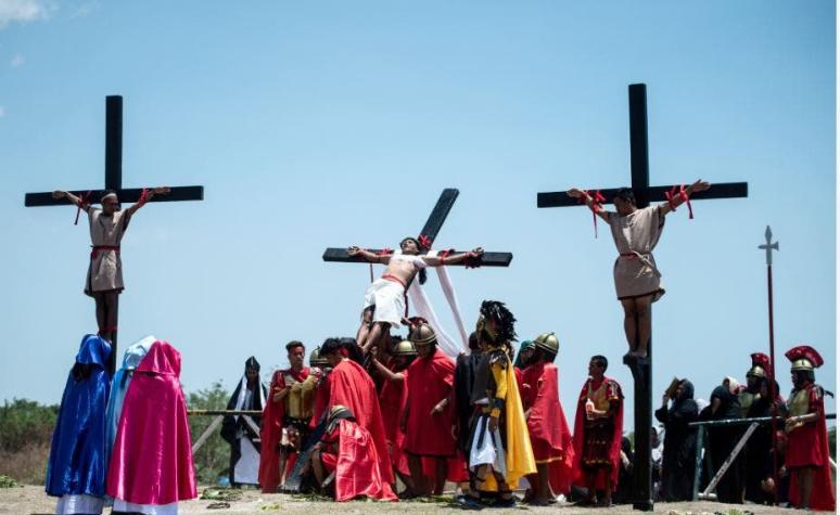 Filipinos se crucifican en conmemoración del Viernes Santo