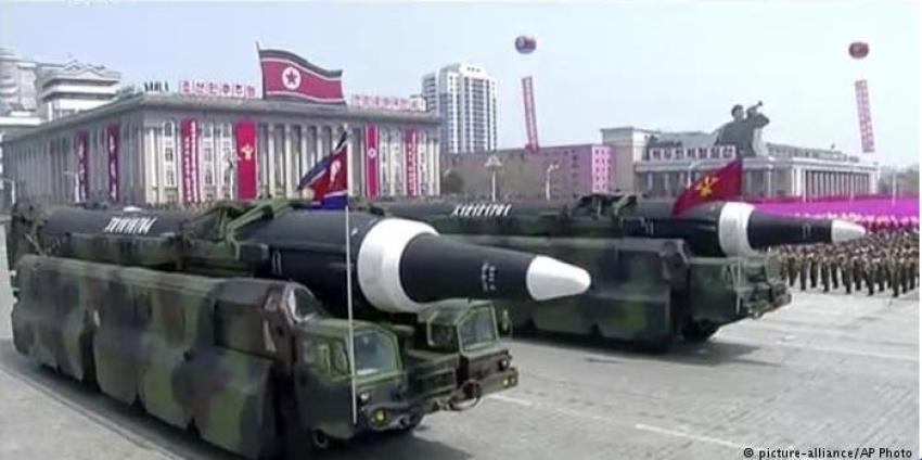 Corea del Norte exhibe posible nuevo misil de largo alcance en desfile militar