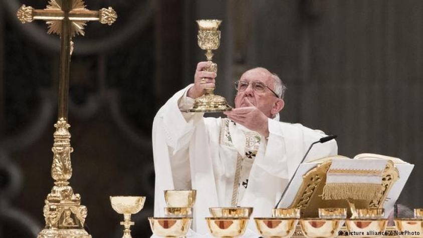 Papa destaca "injusticia inhumana" durante vigilia Pascual