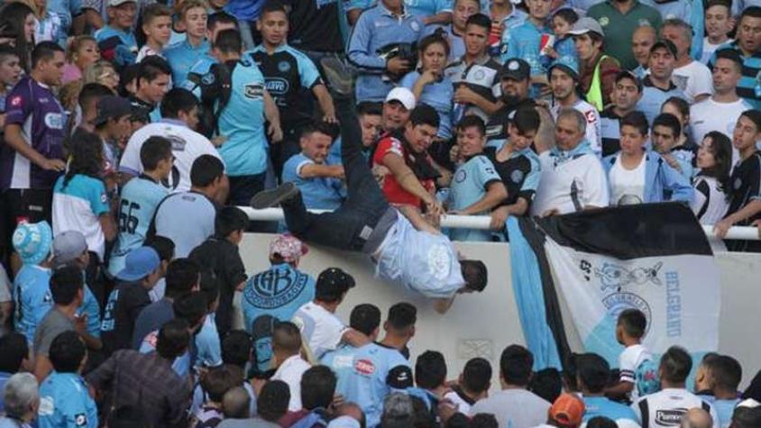 [VIDEOS] Violencia feroz en clásico argentino: tiran a hincha de la tribuna por ser "infiltrado"