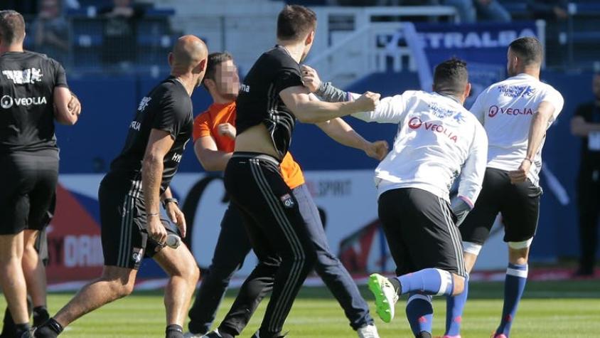 [VIDEO] Hinchas del Bastia invaden cancha para agredir a futbolistas del Lyon