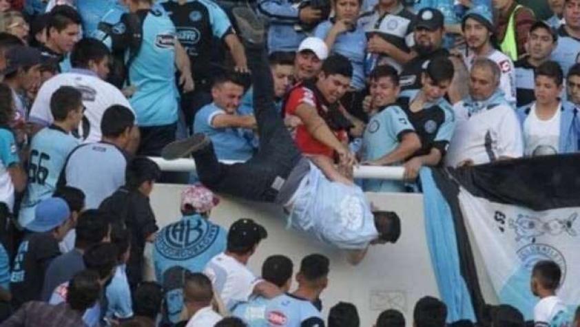 [VIDEO] Fallece hincha de Belgrano que fue lanzado desde la tribuna en Argentina