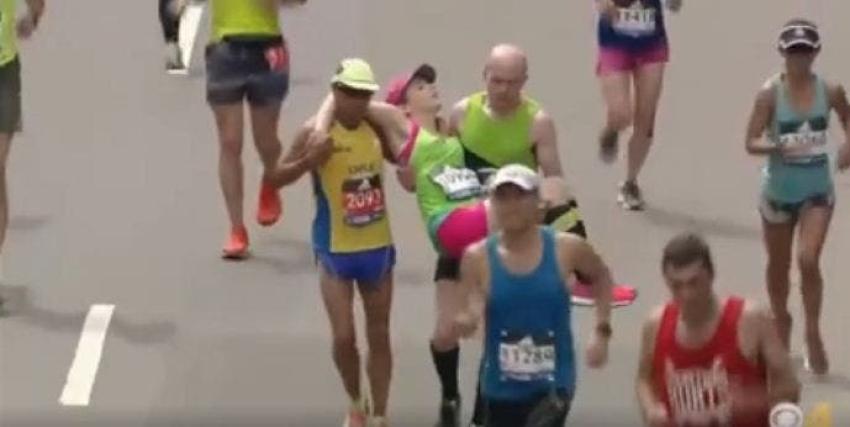 [VIDEO] El notable gesto de atleta chileno que ayuda a corredora a terminar Maratón de Boston