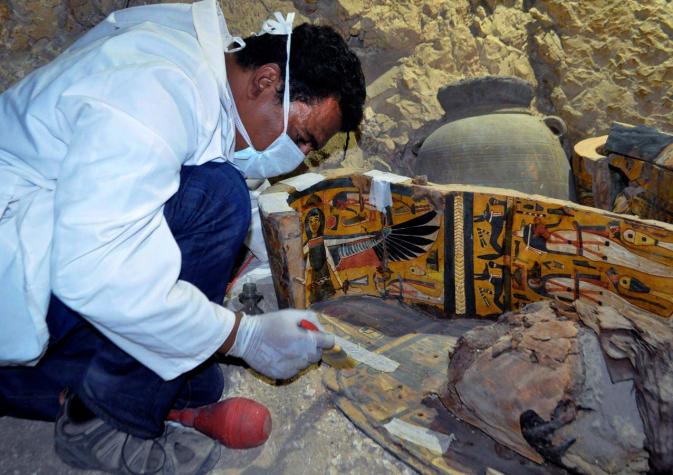 Descubren seis momias en una tumba faraónica cerca de Luxor en Egipto