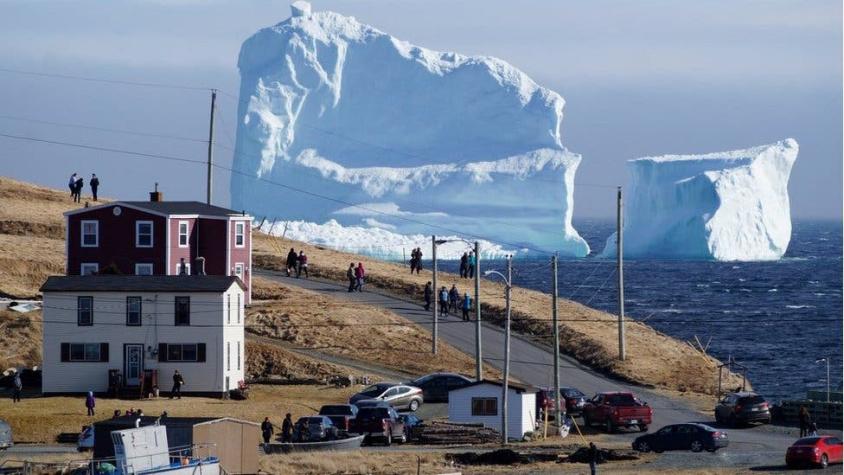 "El paisaje de los icebergs": el fascinante espectáculo que disfrutan en un pueblo de Canadá