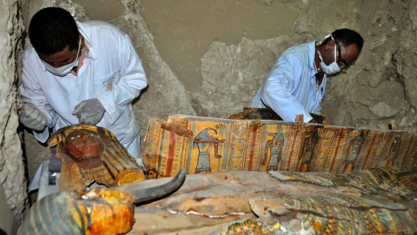 Egipto: descubren una tumba "intacta" con 8 momias, 10 cofres y cientos de figuras funerarias