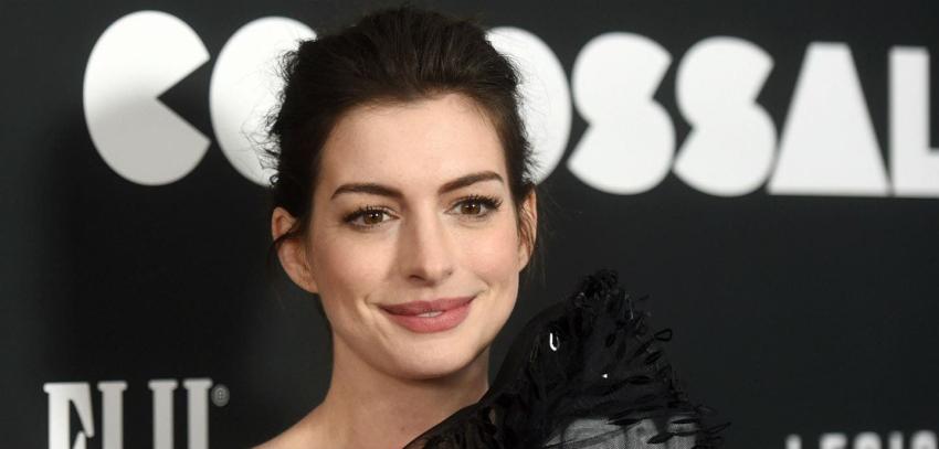 Anne Hathaway hace duro mea culpa por misoginia hacia una directora de cine