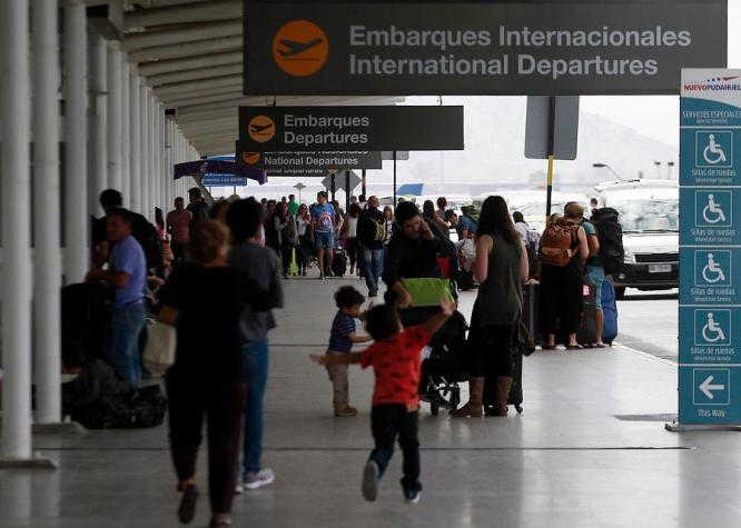 Taxistas piratas provocan que el aeropuerto de Santiago tenga que modificar su salida internacional