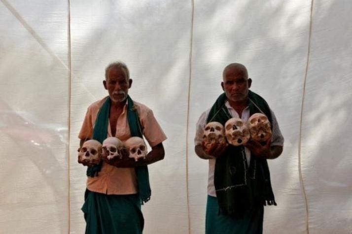 Mascando ratones y mostrando calaveras: las inusuales protestas de los agricultores en India