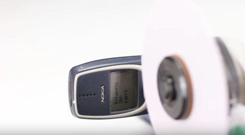 La poderosa sierra de papel que corta hasta un celular Nokia