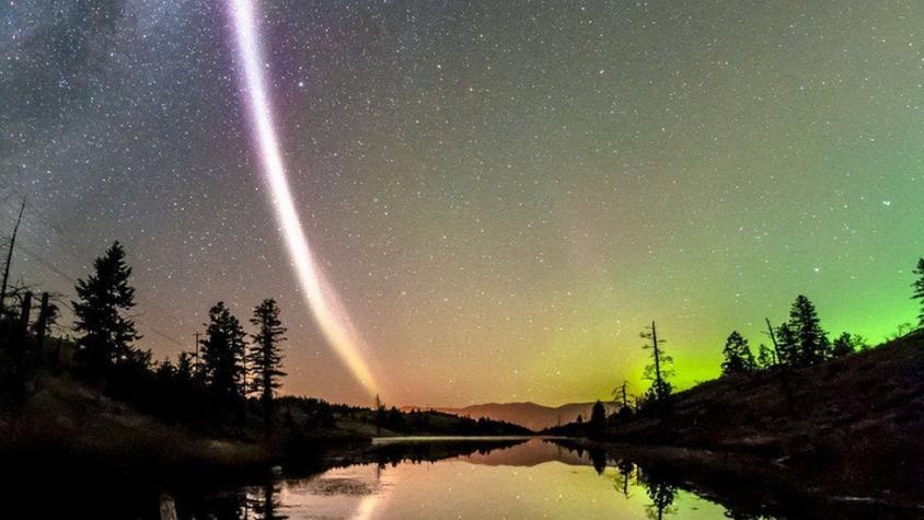 Qué es la extraña columna de luz violácea que irrumpió en el cielo nocturno de Canadá