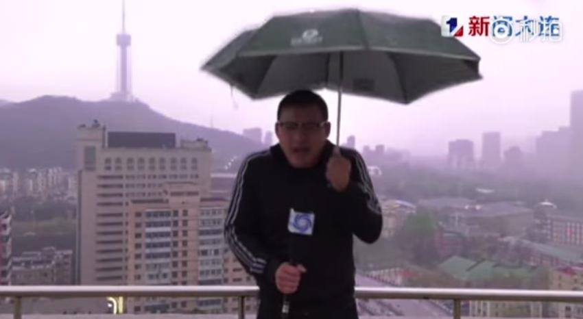 [VIDEO] Reportero chino es alcanzado por un rayo