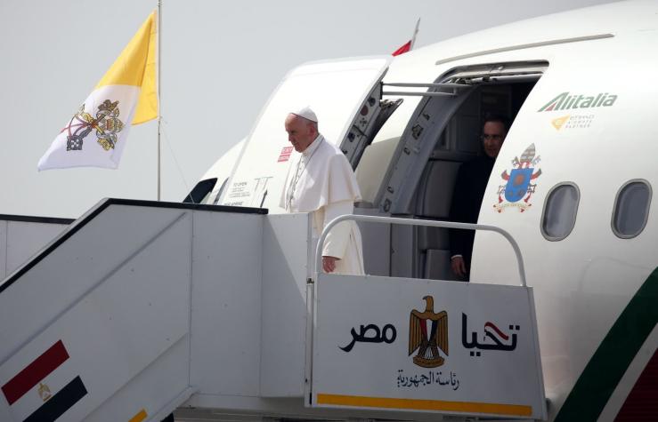 El Papa llega a Egipto y decide trasladarse en un auto sin blindaje