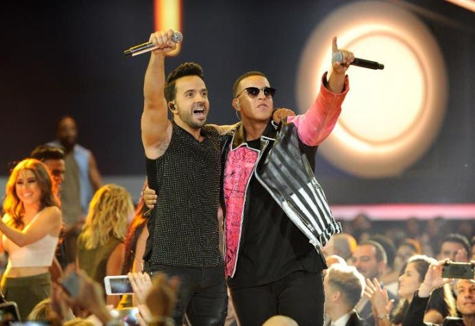 En el día de su gran logro mundial: Fonsi y Yankee cantaron "Despacito" por primera vez en vivo