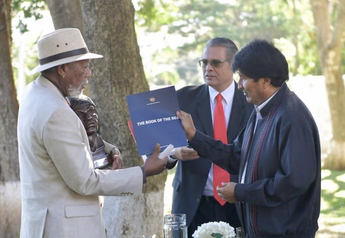 Evo Morales obsequia libro de la demanda marítima a Morgan Freeman durante su visita a Bolivia