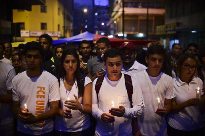 Estudiantes hacen vigilia por muertos en protestas en Venezuela