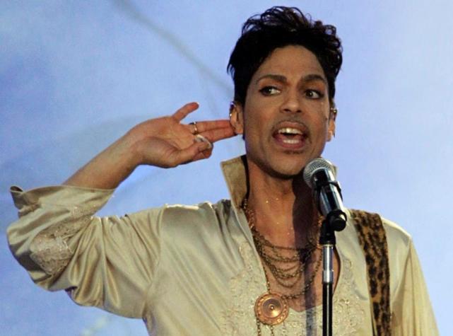 Universal demanda al equipo del fallecido artista Prince