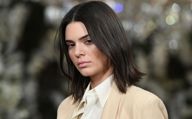 Brutal caída de Kendall Jenner se transforma en sensación gracias a su hermana Khloé