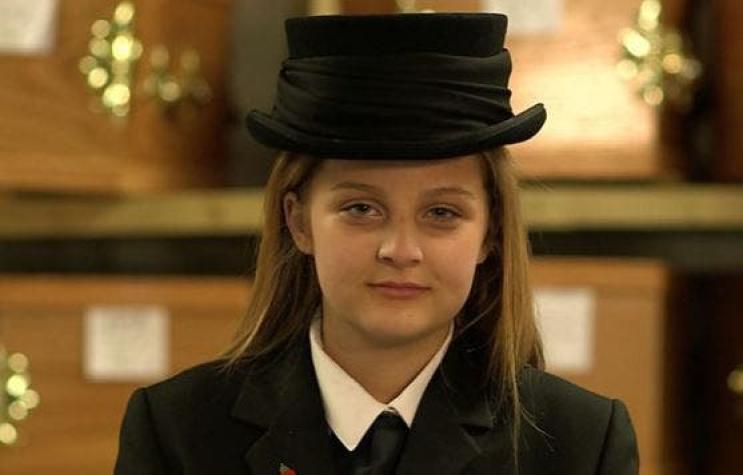 La niña que ayuda a organizar funerales con solo 12 años